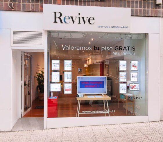 Vista frontal de las oficinas Revive inmobiliaria en Oviedo